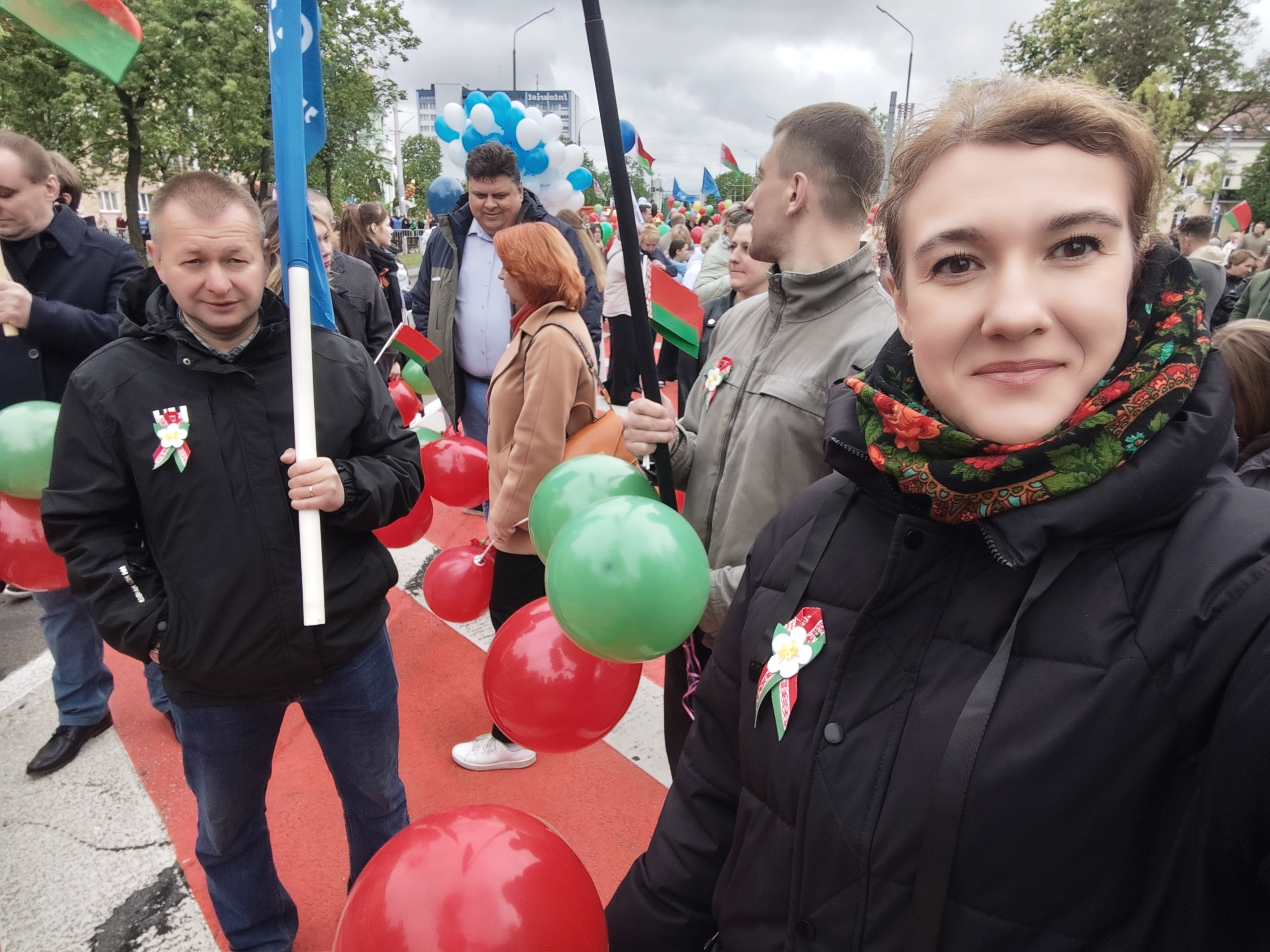 коллектив в шествии, возложение цветов